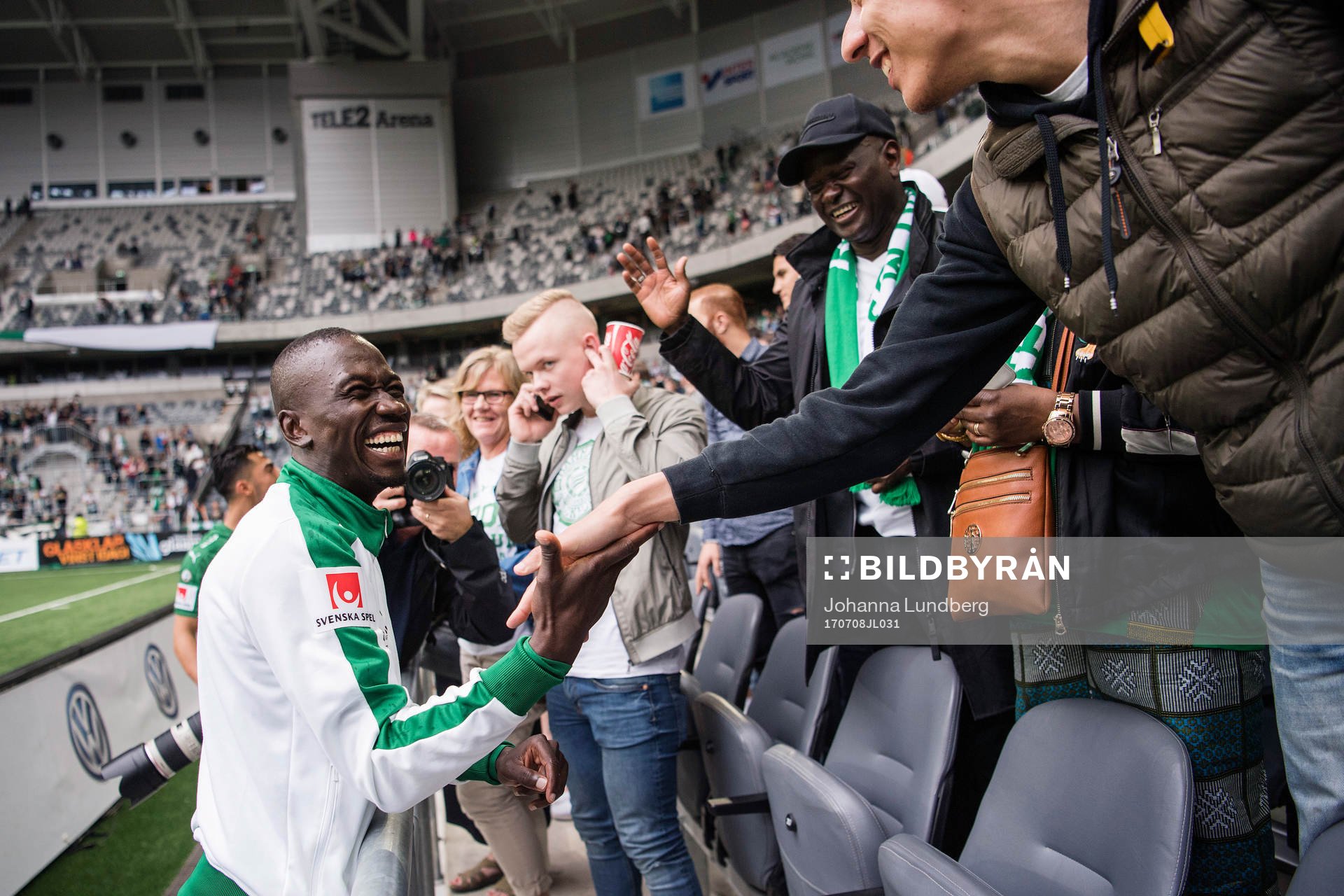 Hammarbys Pa Amat Dibba jublar med publiken