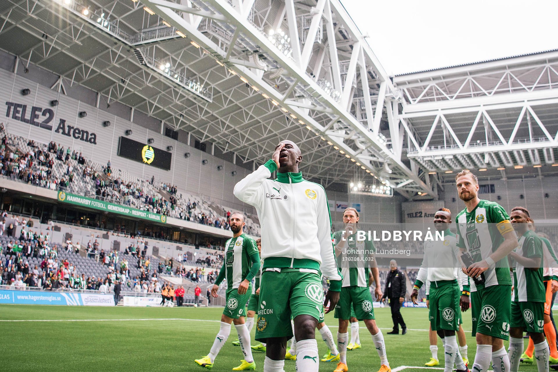Hammarbys spelare med Pa Amat Dibba jublar