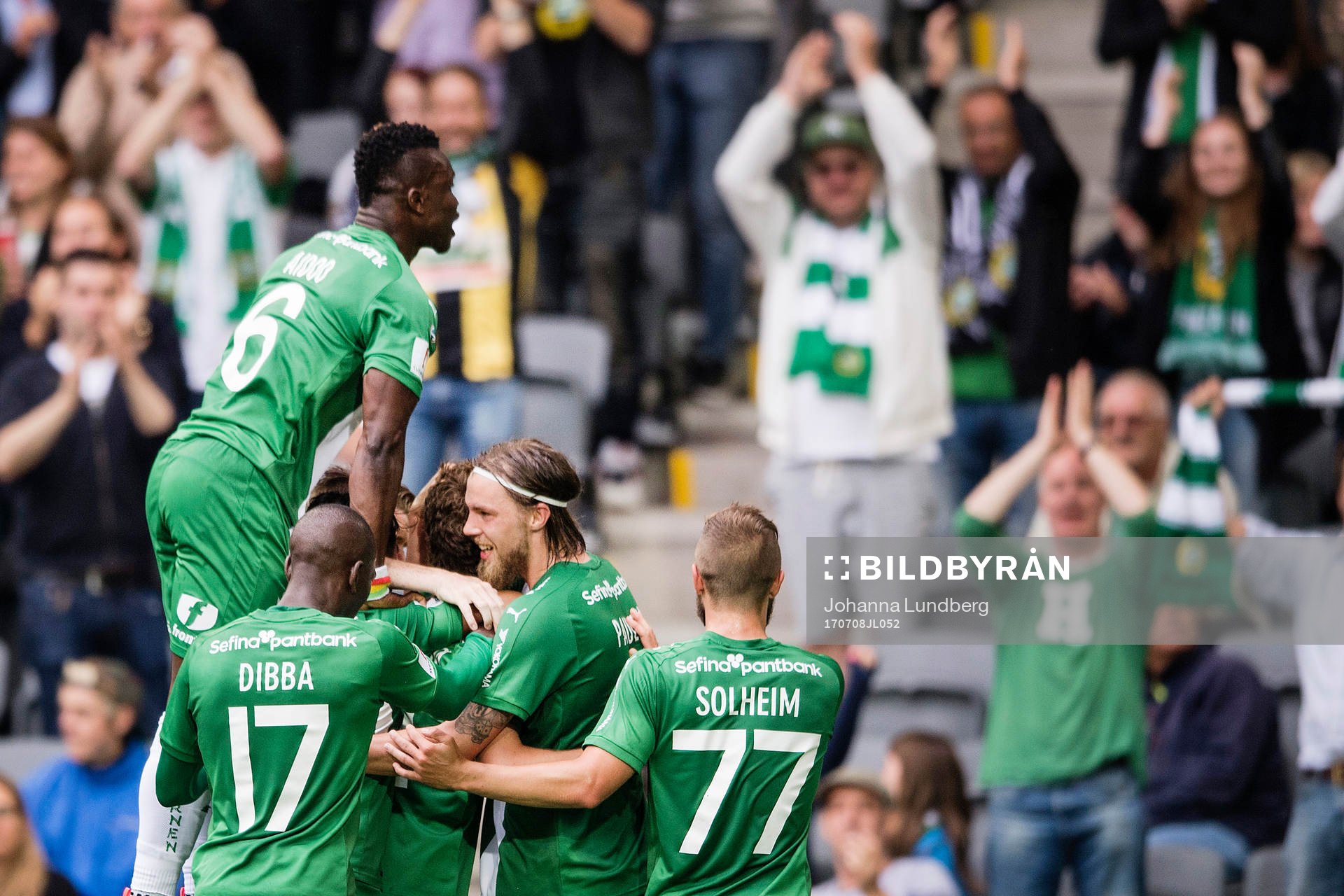 Hammarbys spelare med Joseph Aidoo högst upp jublar