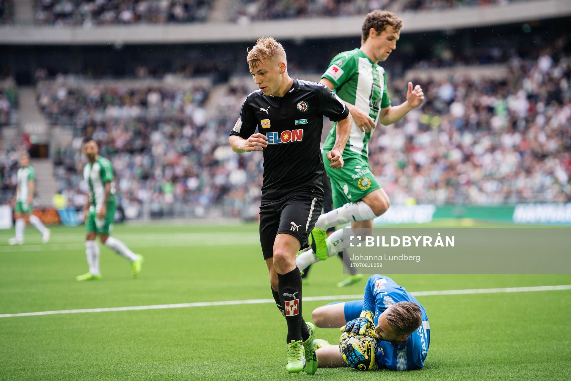 Örebros målvakt Oscar Jansson med en räddning framför