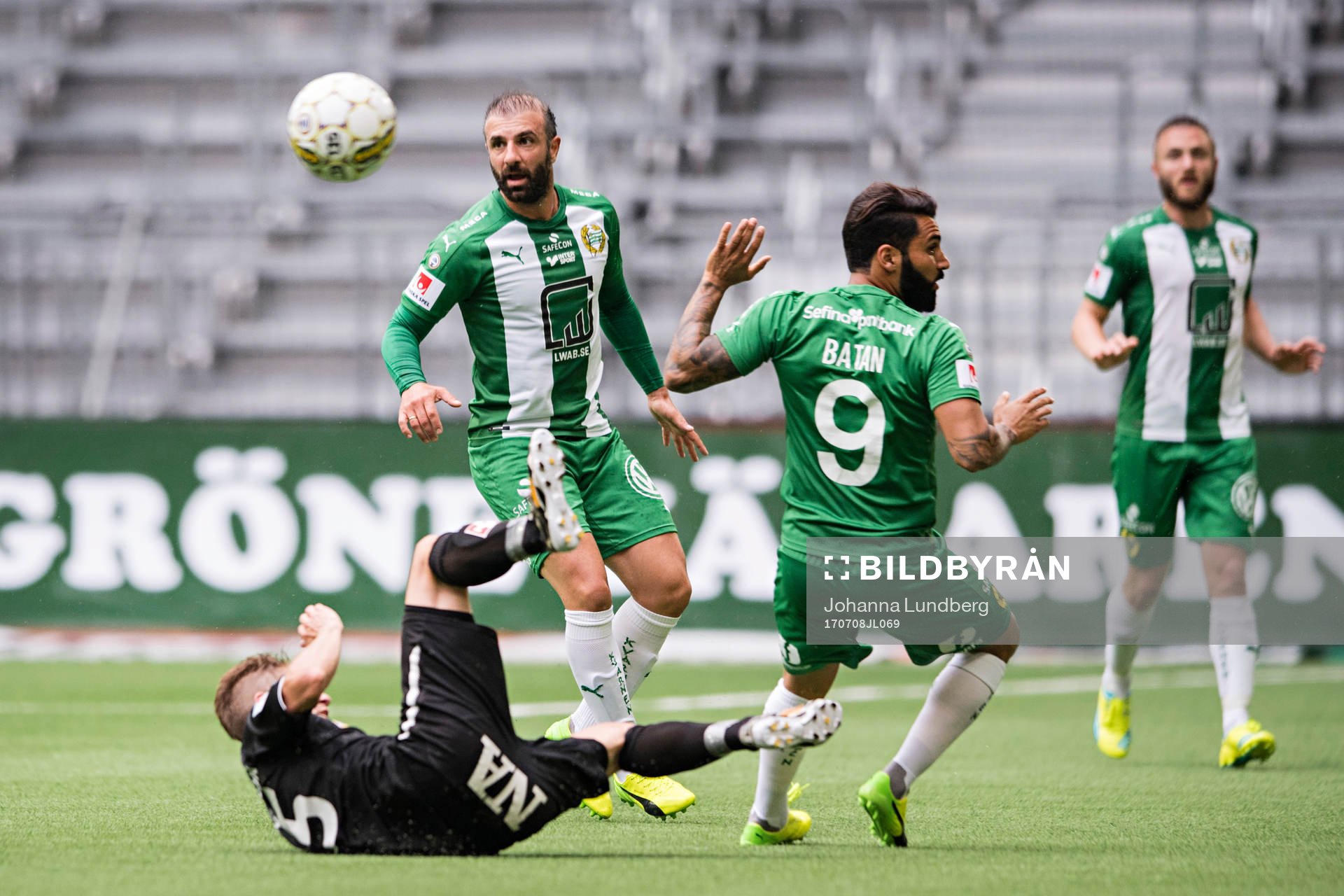 Örebros Martin Lorentzson mot Hammarbys Kennedy Bakircioglu och Stefan Batan under fotbollsmatchen i Allsvenskan mellan Hammarby och Örebro den 8 juli 2017 i Stockholm.