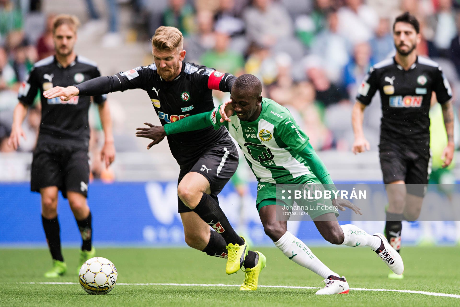 Örebros Michael Almebäck  och Hammarbys Pa Amat Dibba