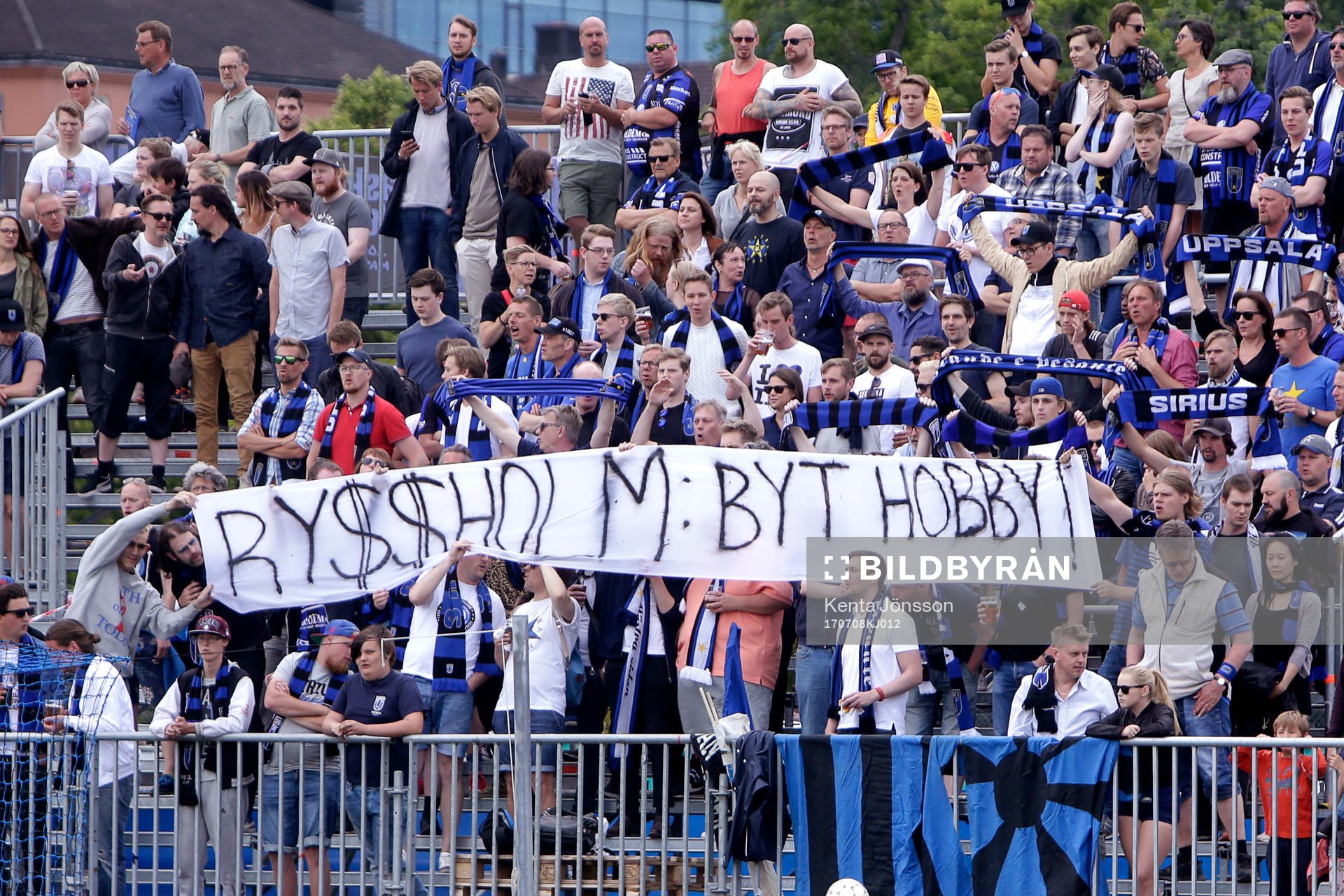 Sirius supportrar med en passning till AFC Eskilstuna