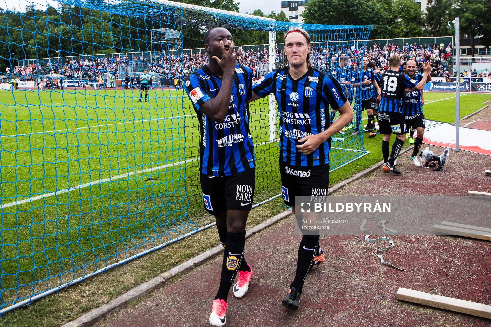 Sirius Moses Ogbu jublar med Kim Skoglund