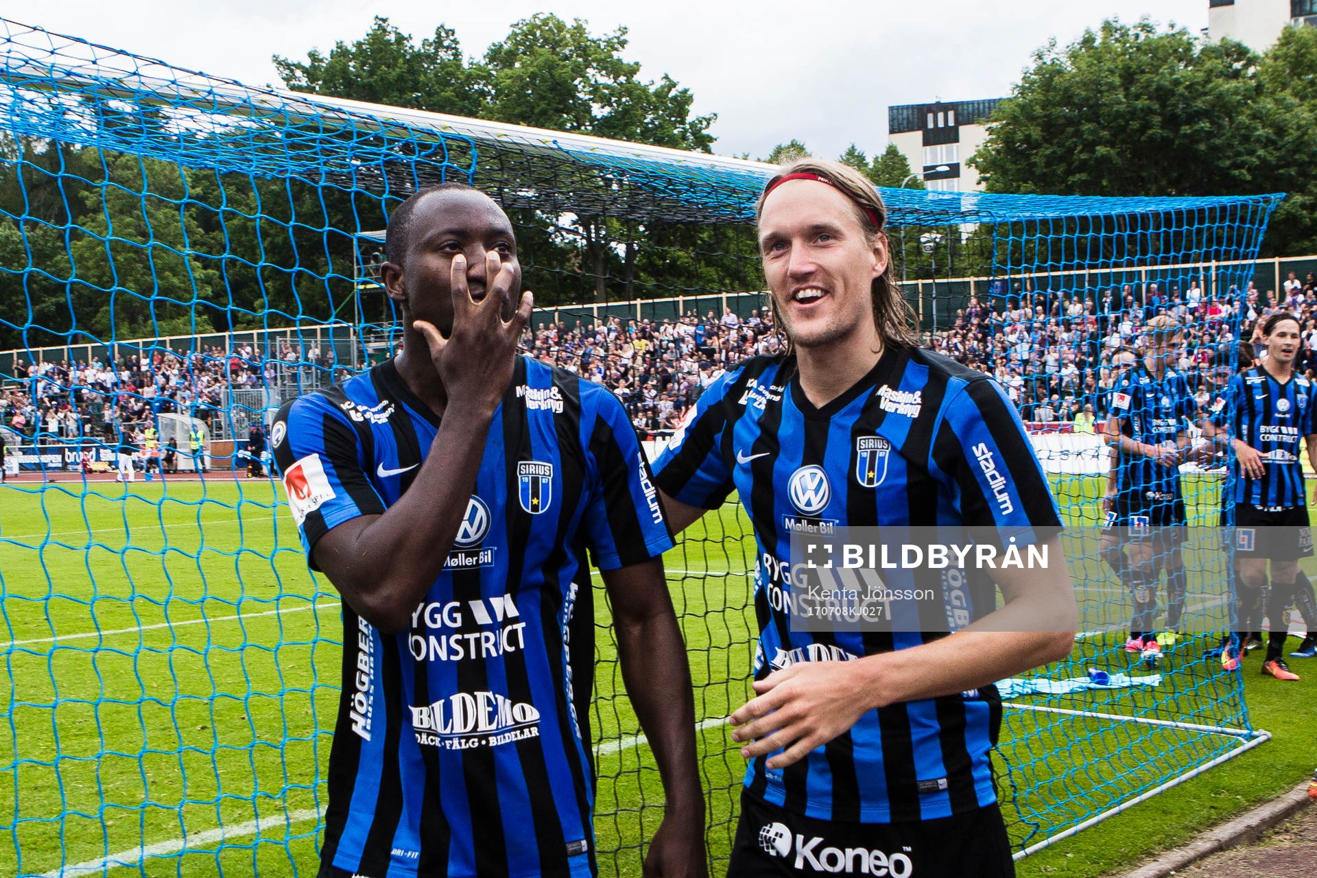 Sirius Moses Ogbu jublar med Kim Skoglund
