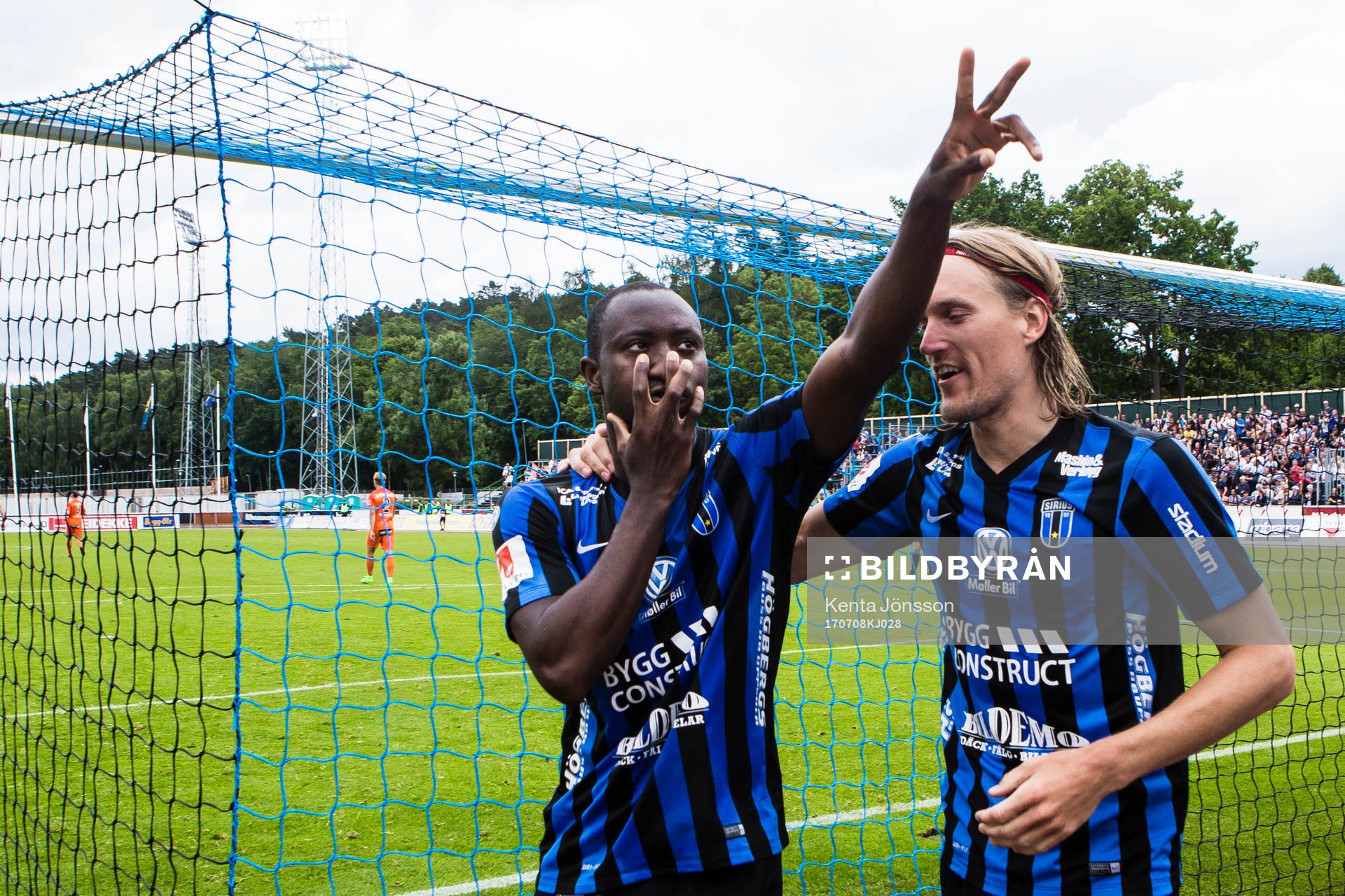 Sirius Moses Ogbu jublar med Kim Skoglund