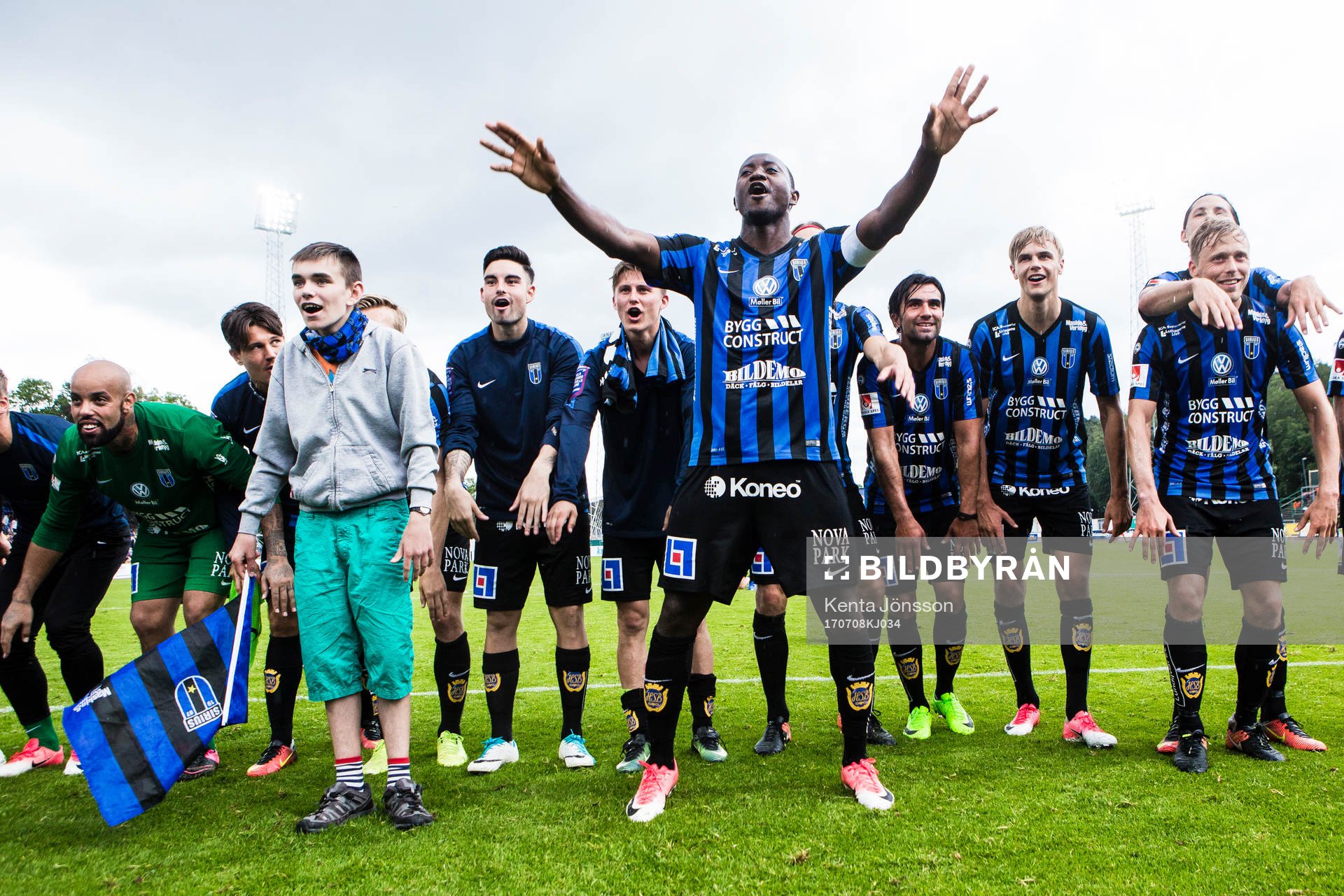 Sirius Moses Ogbu jublar med lagkamrater