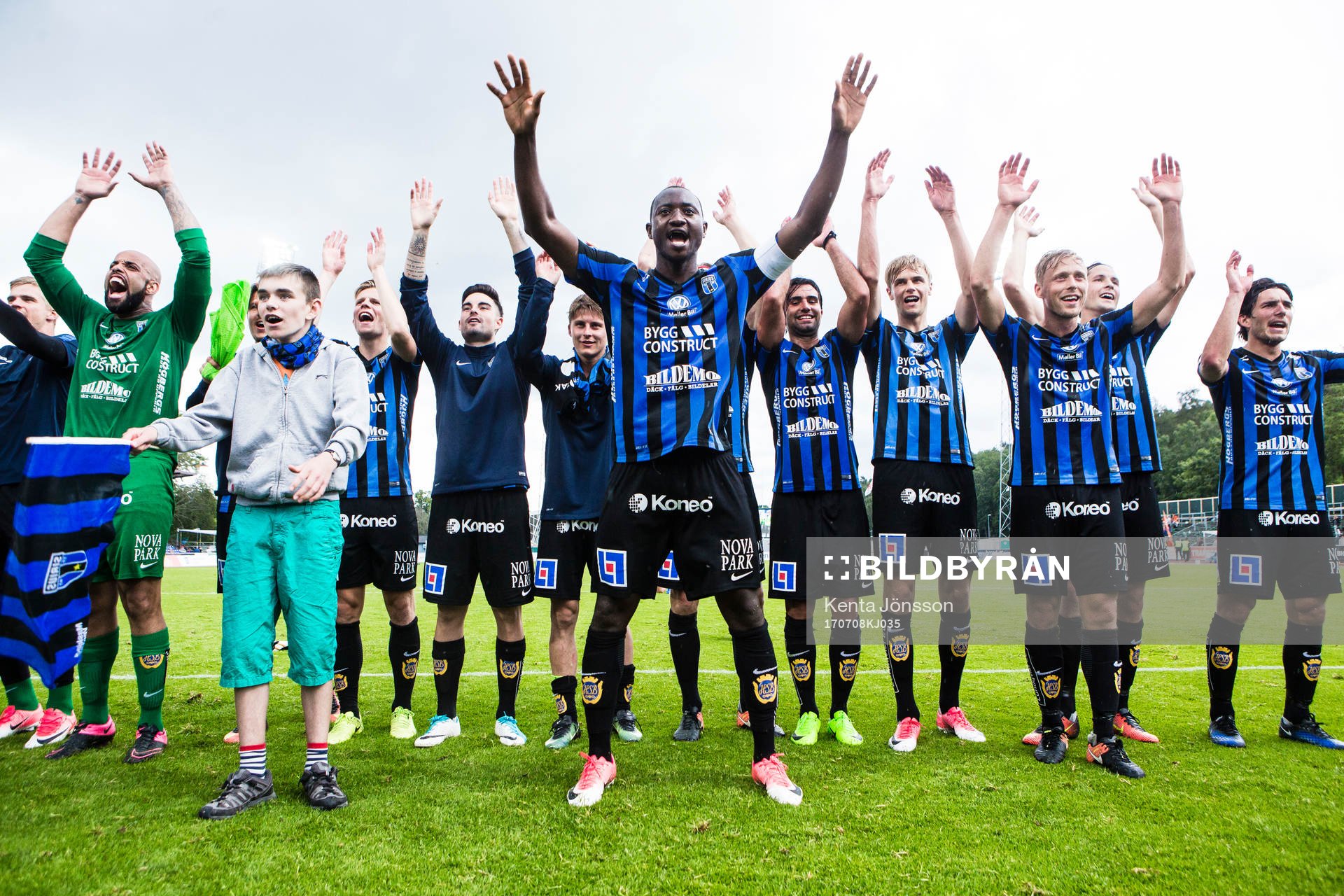Sirius Moses Ogbu jublar med lagkamrater