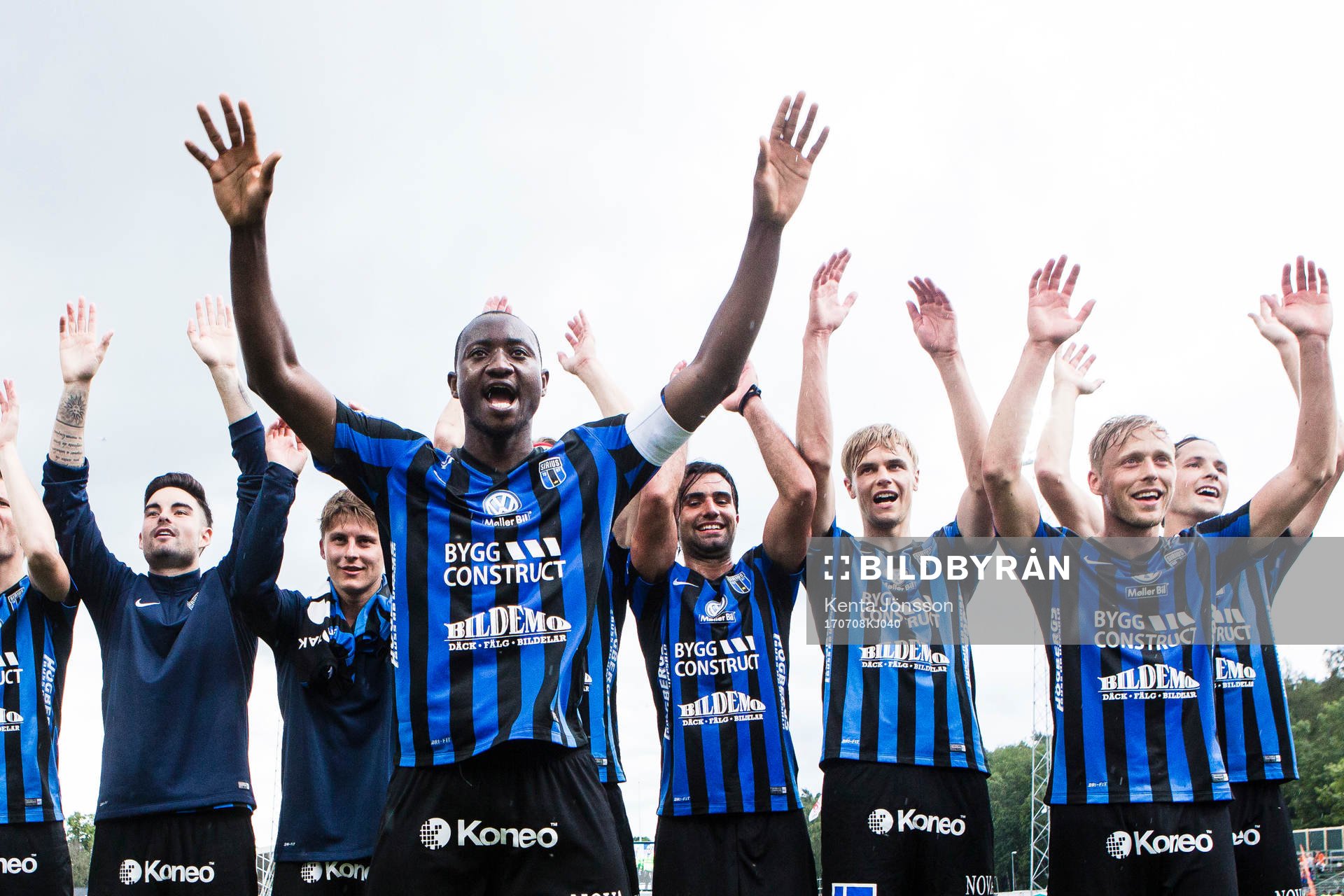 Sirius Moses Ogbu jublar med lagkamrater