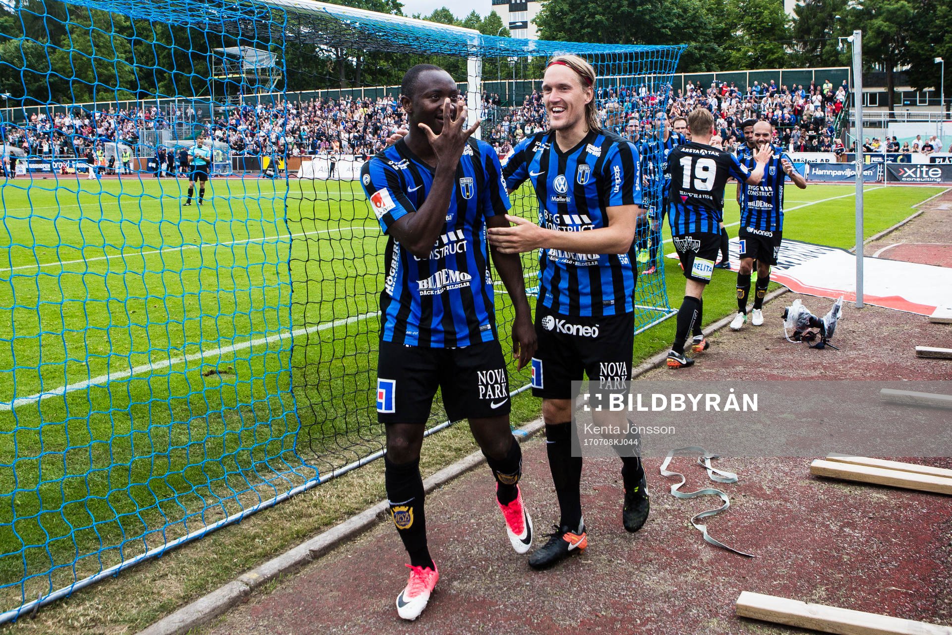 Sirius Moses Ogbu jublar med Kim Skoglund efter 1-0 under fotbollsmatchen i Allsvenskan mellan Sirius och AFC Eskilstuna den 8 Juli 2017 i Uppsala.