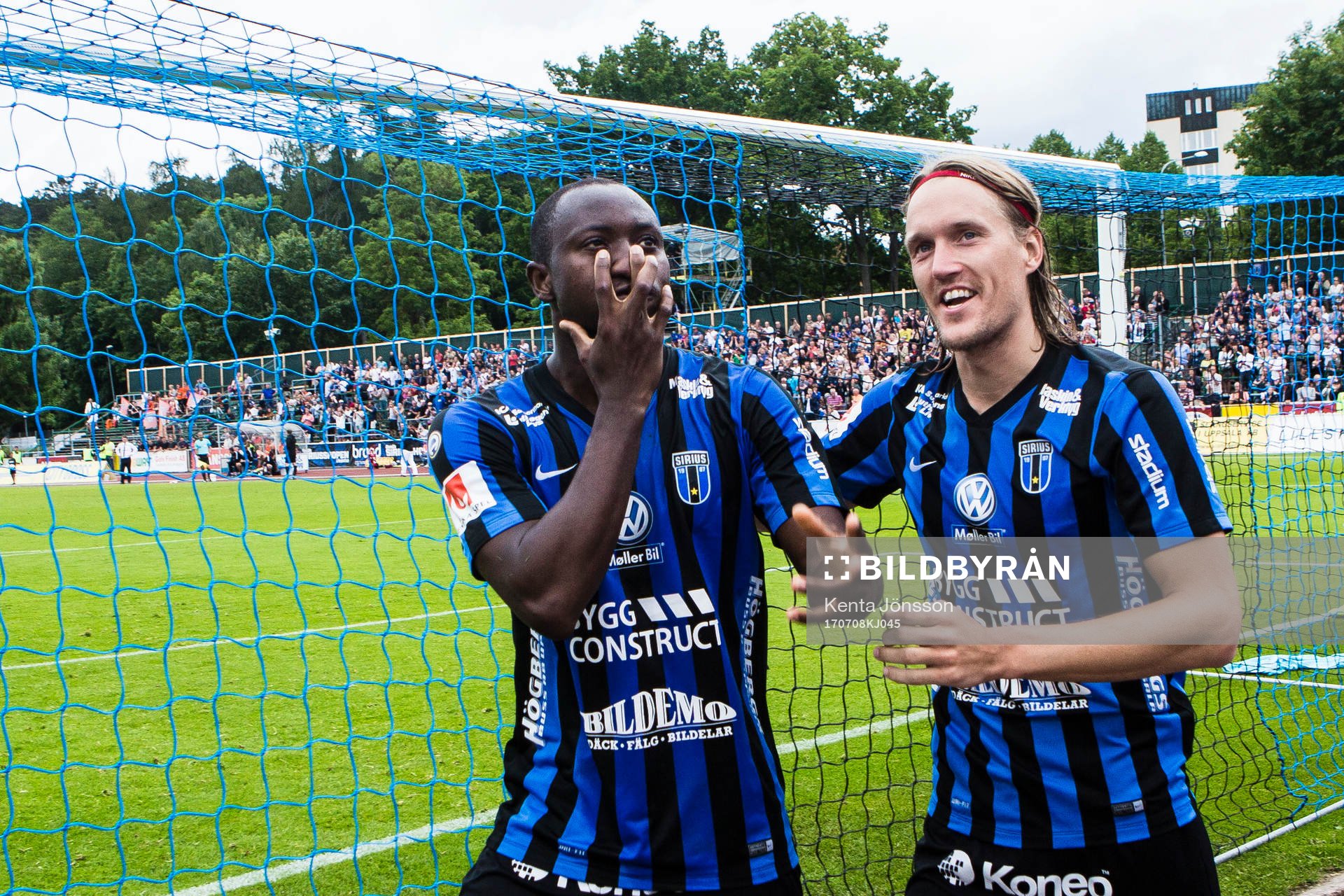 Sirius Moses Ogbu jublar med Kim Skoglund efter 1-0 under fotbollsmatchen i Allsvenskan mellan Sirius och AFC Eskilstuna den 8 Juli 2017 i Uppsala.