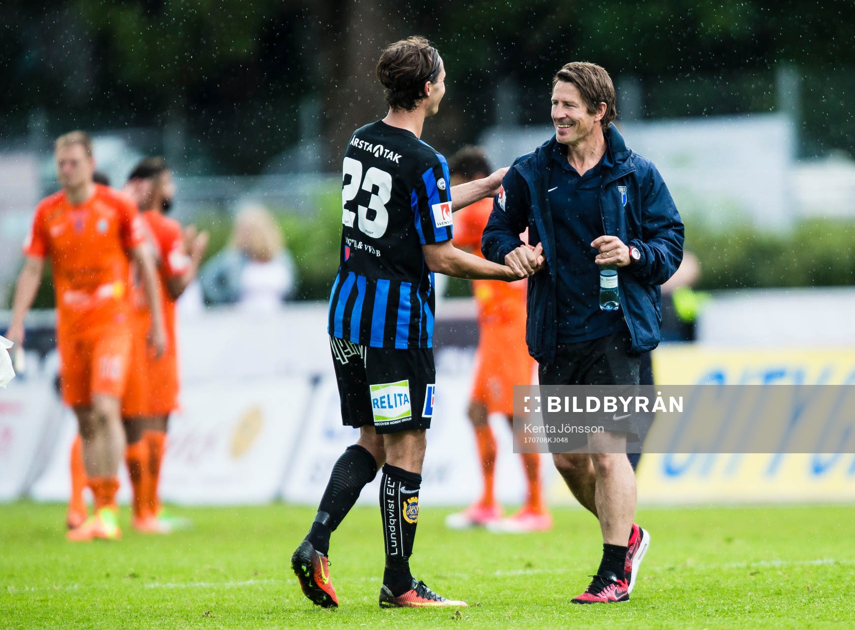 Sirius tränare Thomas Lagerlöf tackar Philip Haglund