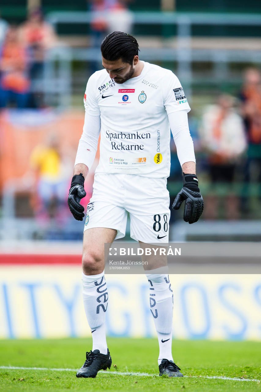 AFC Eskilstunas Målvakt Alireza Haghighi deppar