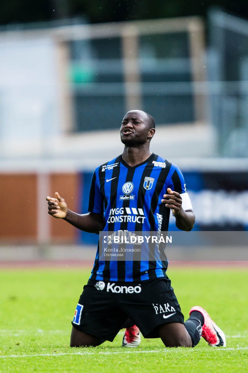 Sirius Moses Ogbu på knä