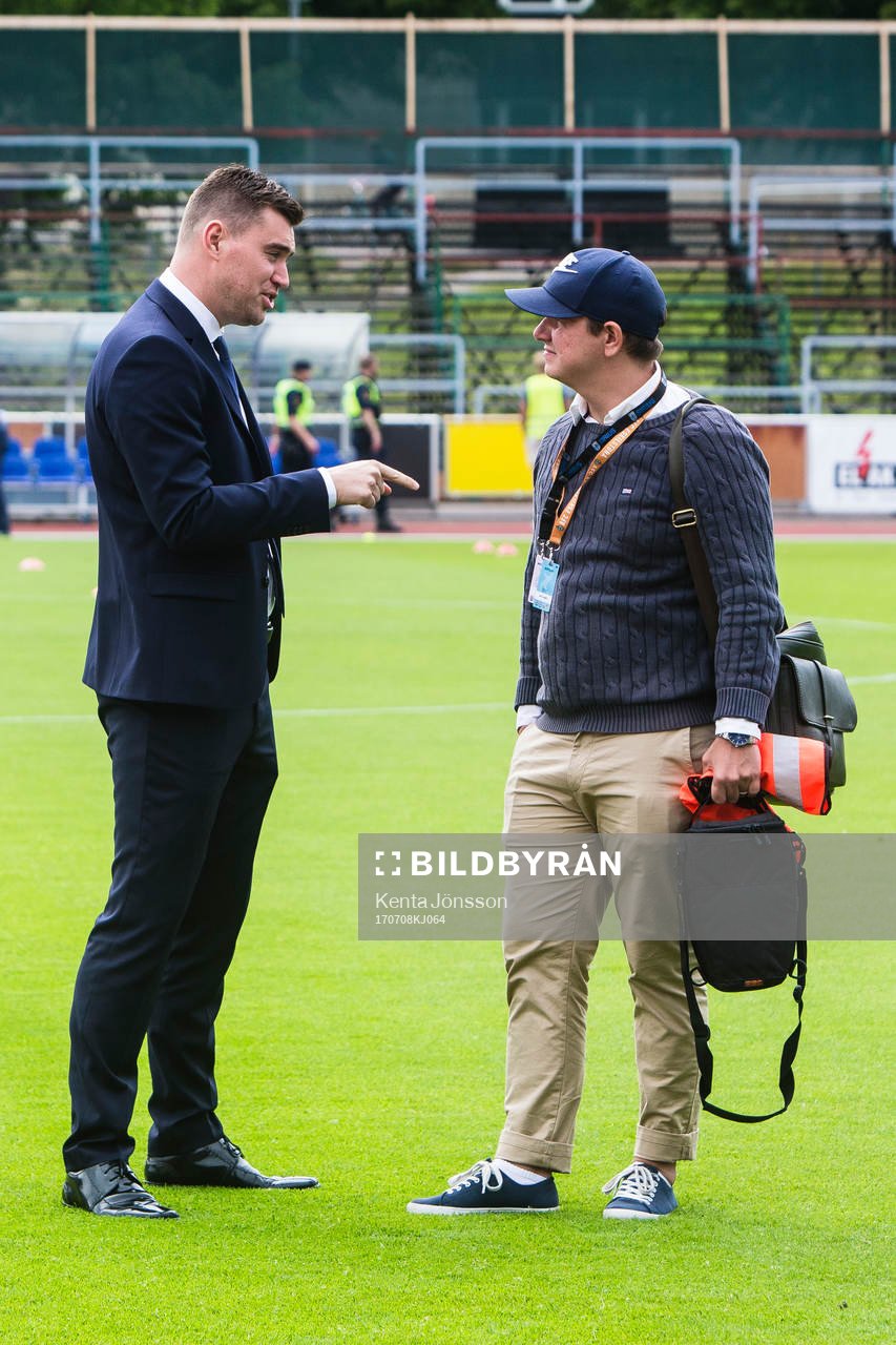 AFC Eskilstunas tränare Michael Jolley i en diskussion