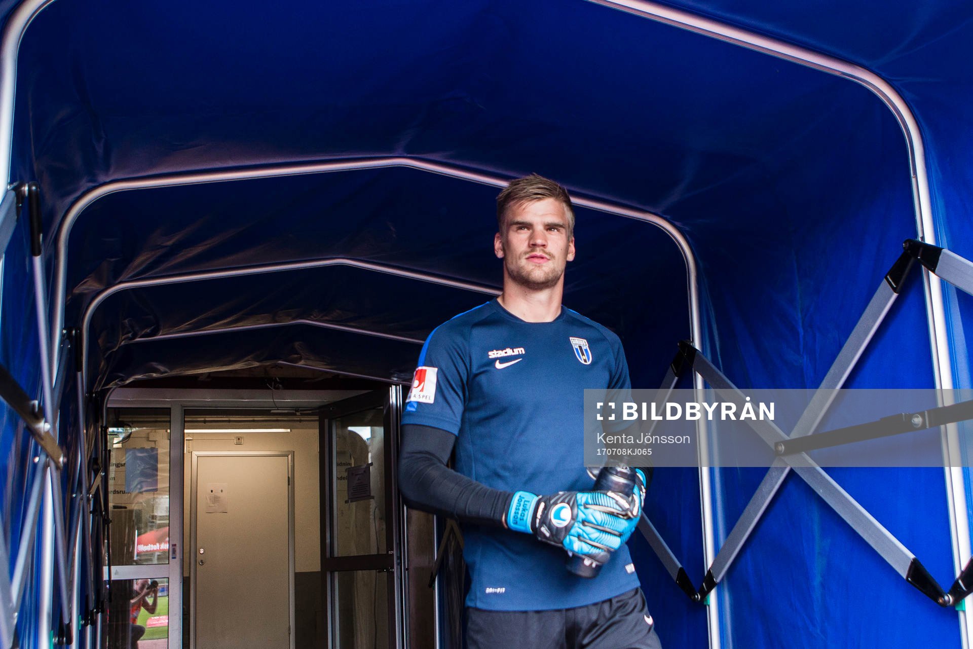 Sirius målvakt Lukas Jonsson på väg ut till