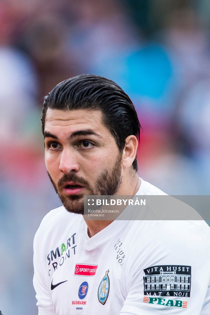 AFC Eskilstunas Målvakt Alireza Haghighi dirigerar Zourab