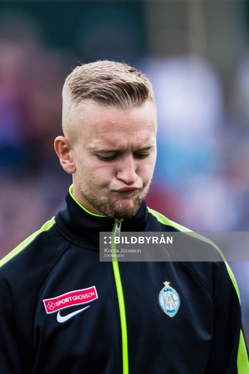 AFC Eskilstunas Alexander Michel deppar innan