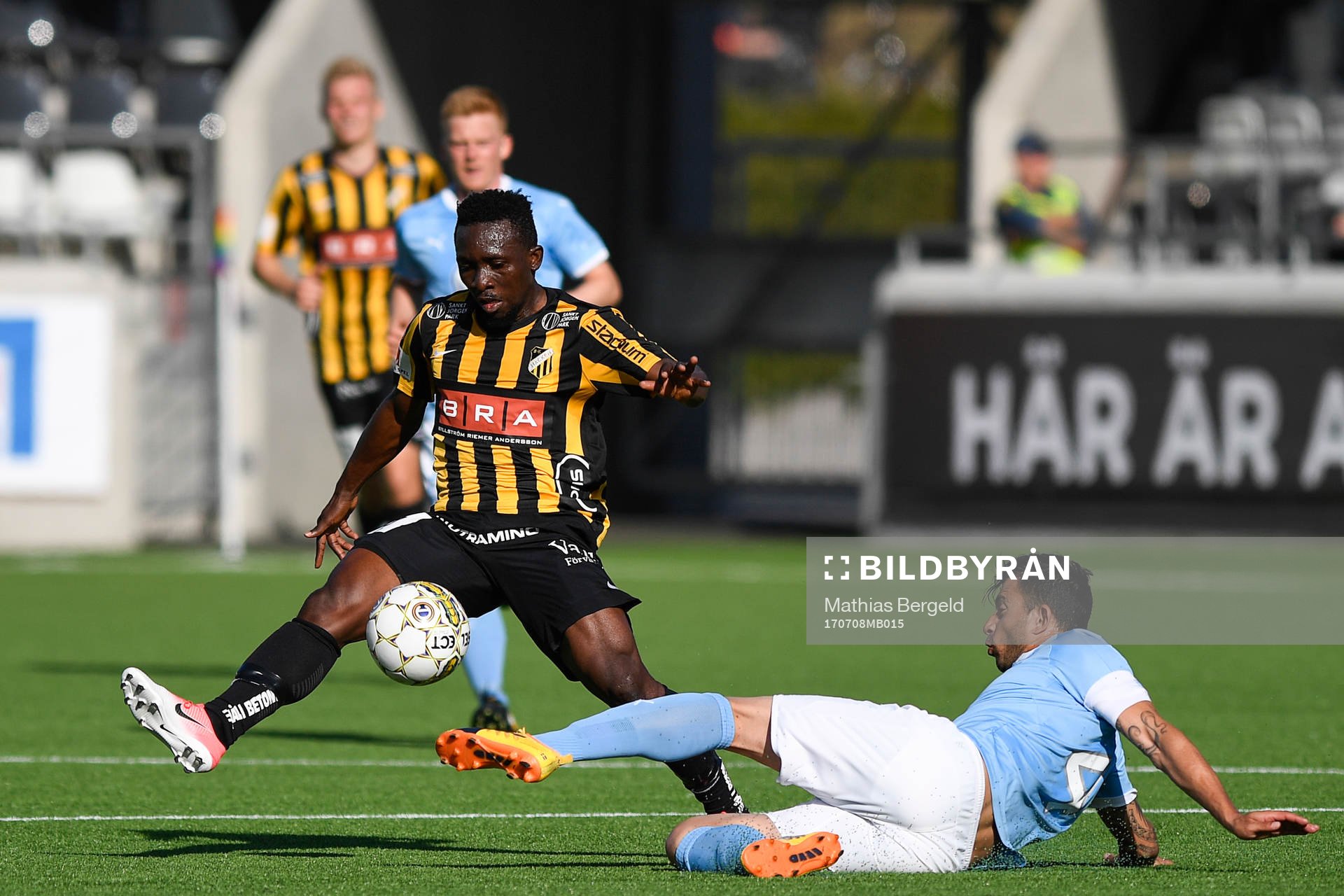 Häckens Chisom Egbuchulam glidtacklas av Malmö FFs