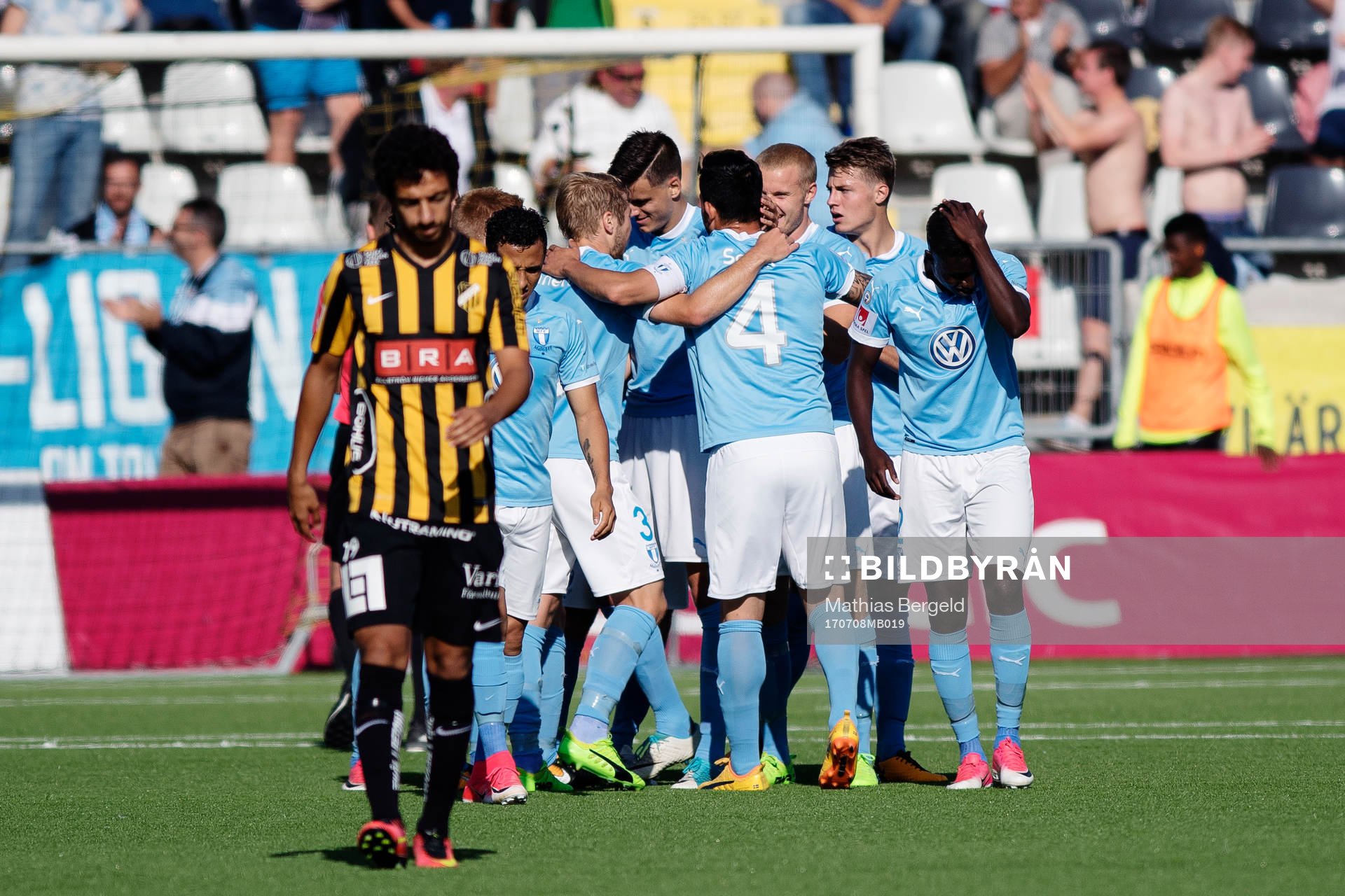 Malmö FFs spelare jublar med målskytten till 0-1