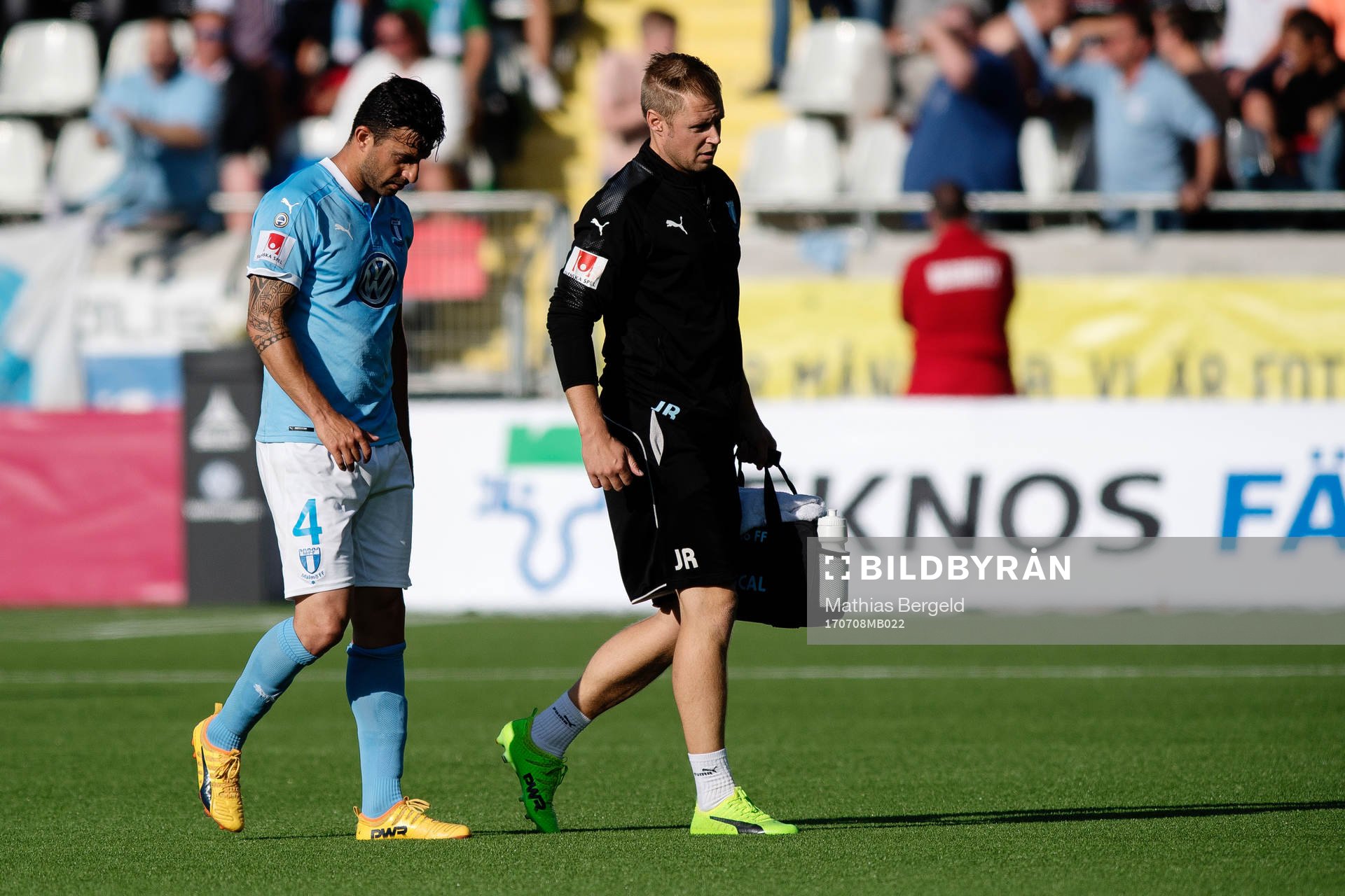 Malmö FFs Behrang Safari lämnar plan tillsammans