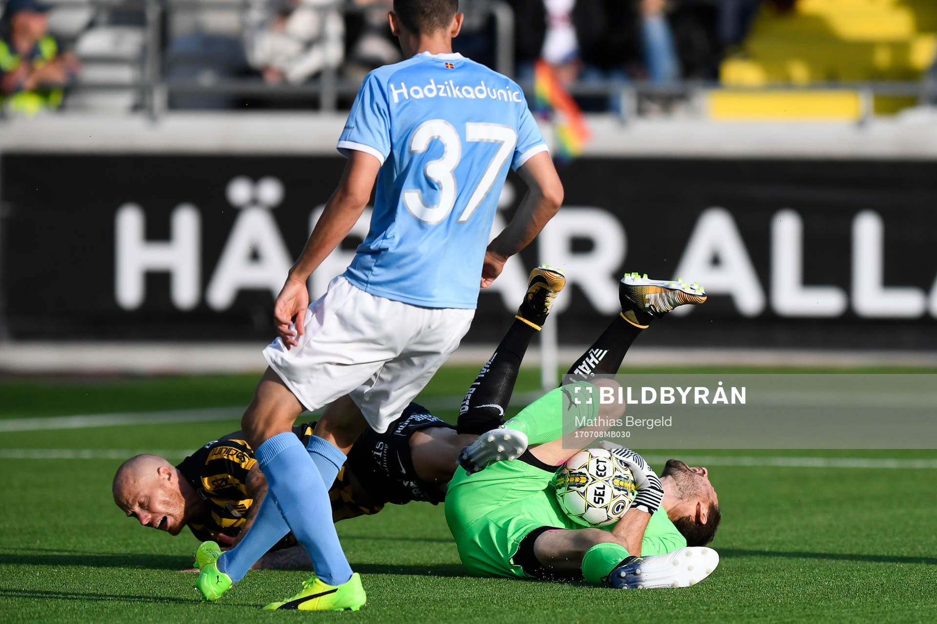 Häckens Alexander Farnerud faller över Malmö FFs