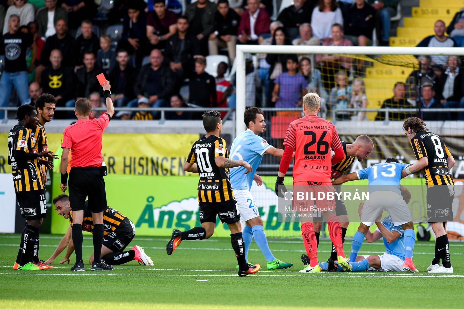 Häckens Egzon Binaku får rött kort