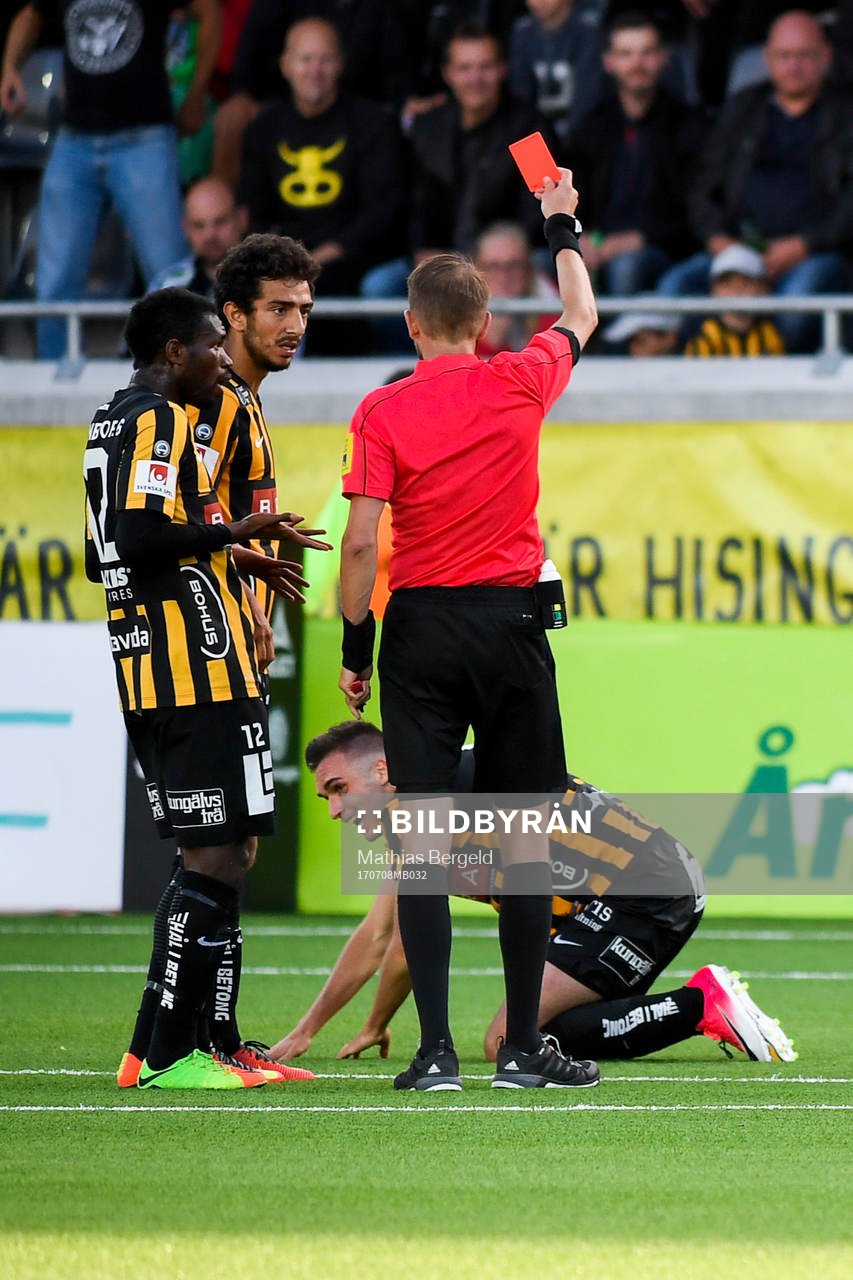 Häckens Egzon Binaku får rött kort av domaren Johan