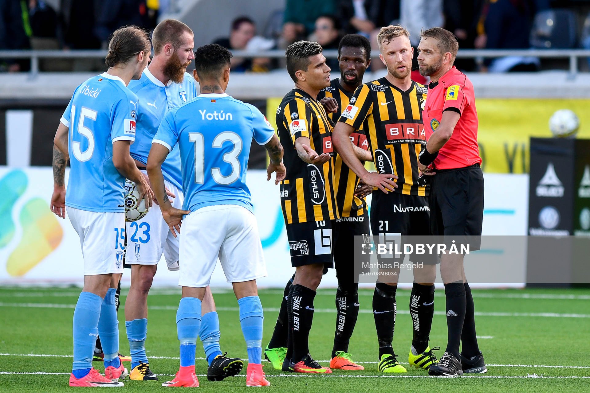 Häckens Paulinho och Mohammed Abubakari snackar med domaren Johan Hamlin efter att Erik Friberg (ej i bild) fått rött kort under fotbollsmatchen i Allsvenskan mellan Häcken och Malmö FF den 8 juli 2017 i Göteborg.
