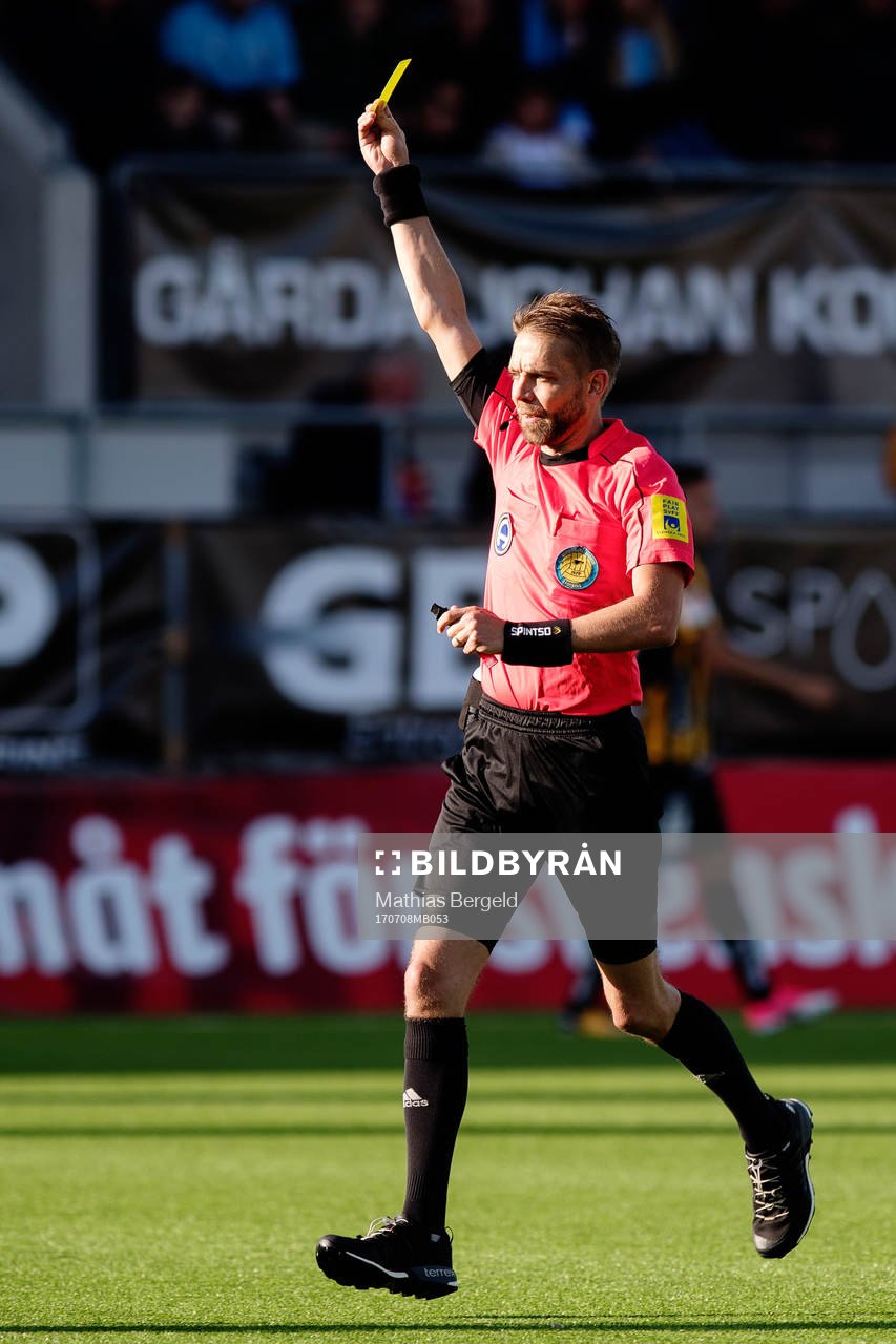 Domaren Johan Hamlin visar det gula kortet under fotbollsmatchen i Allsvenskan mellan Häcken och Malmö FF den 8 juli 2017 i Göteborg.