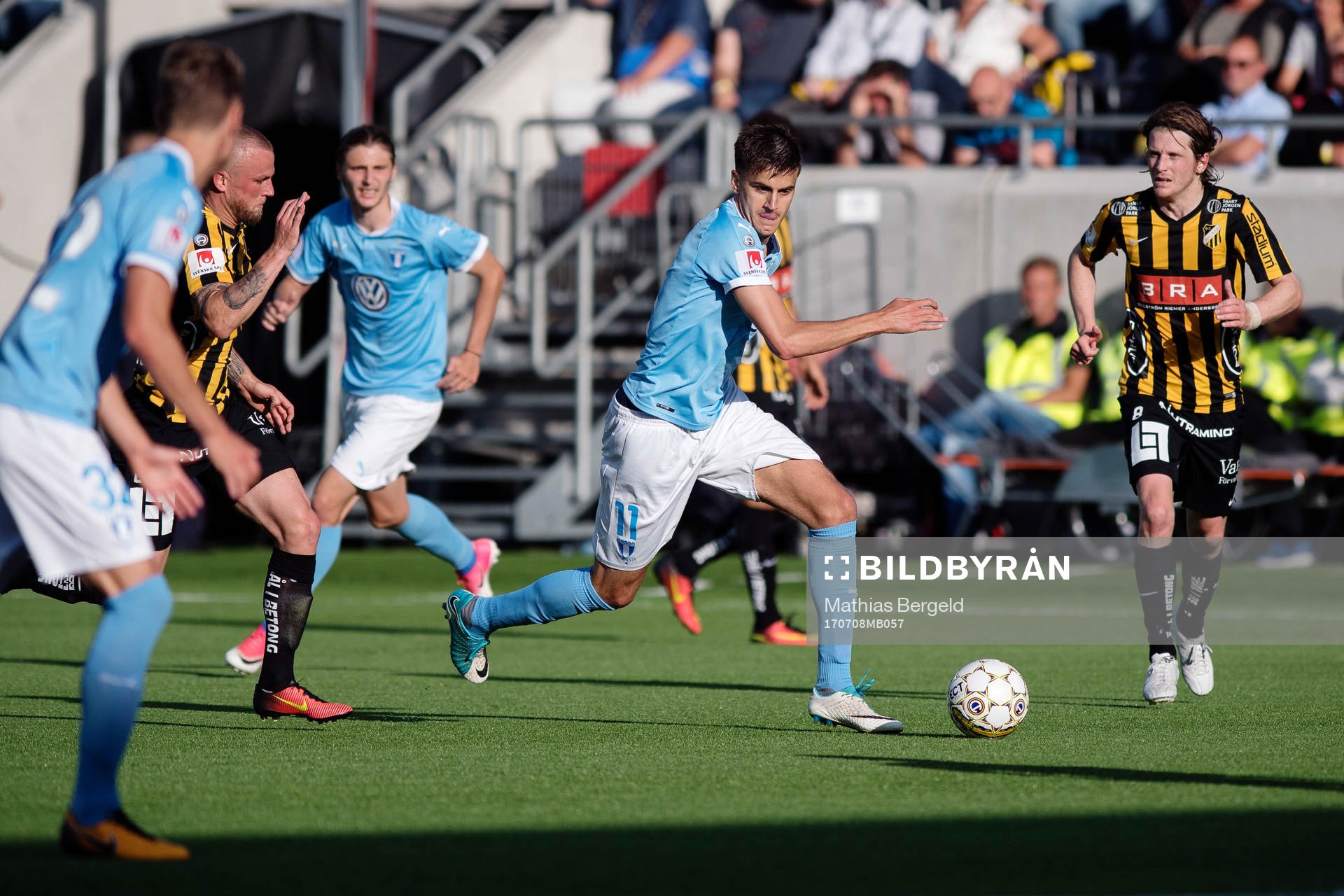 Malmö FFs Alexander Jeremejeff driver bollen framåt