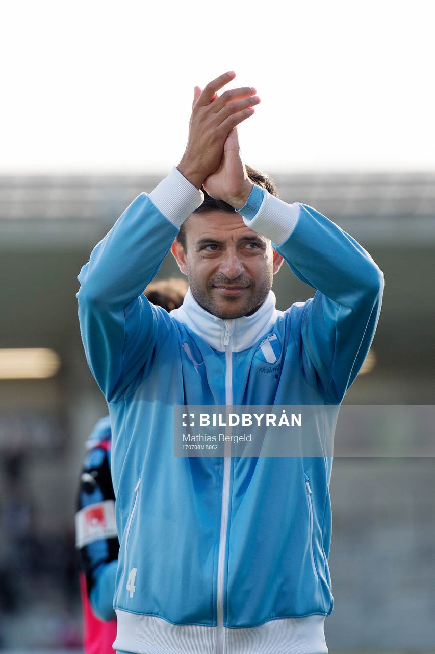 Malmö FFs Behrang Safari jublar och tackar supportrarna