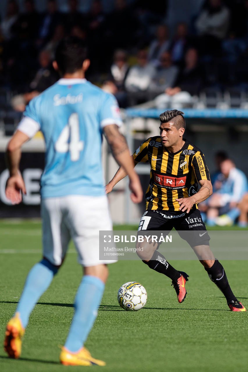 Malmö FFs Behrang Safari försvarar mot Häckens Paulinho
