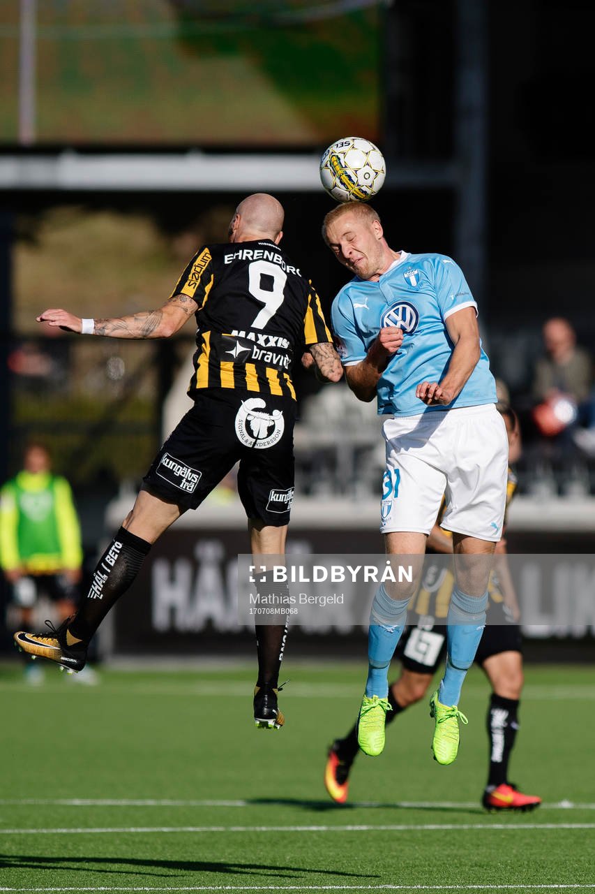 Häckens Alexander Farnerud i nickduell med Malmö FFs Franz Brorsson under fotbollsmatchen i Allsvenskan mellan Häcken och Malmö FF den 8 juli 2017 i Göteborg.
