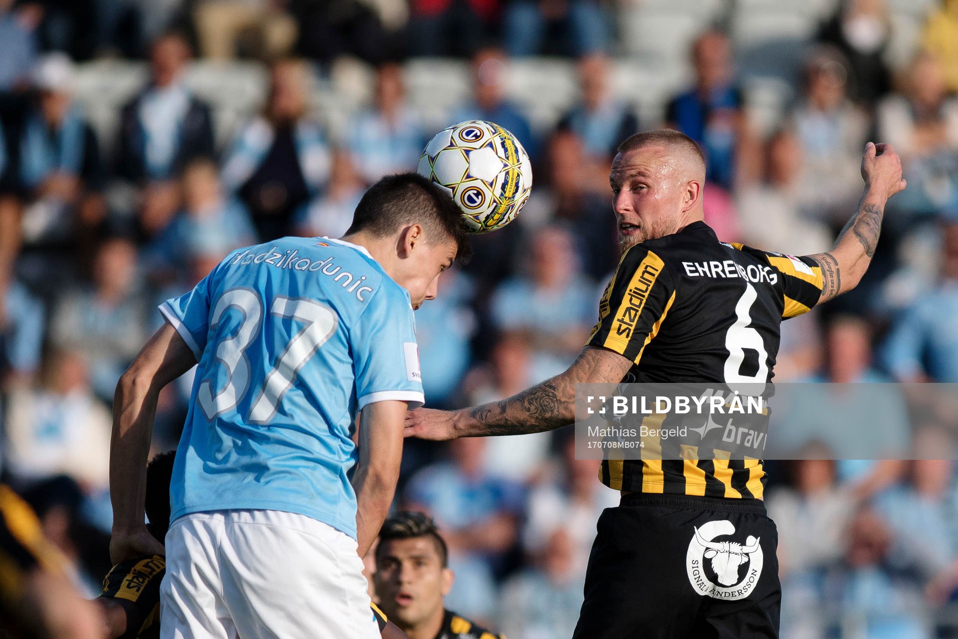 Malmö FFs Dennis Hadzikadunic  i nickduell med Häckens