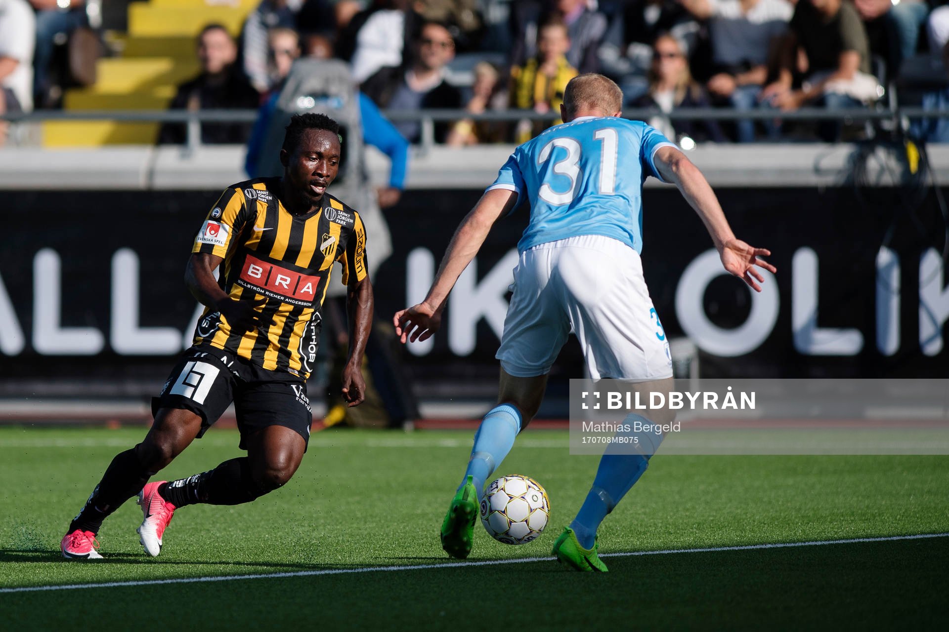 Häckens Chisom Egbuchulam driver bollen mot Malmö FFs