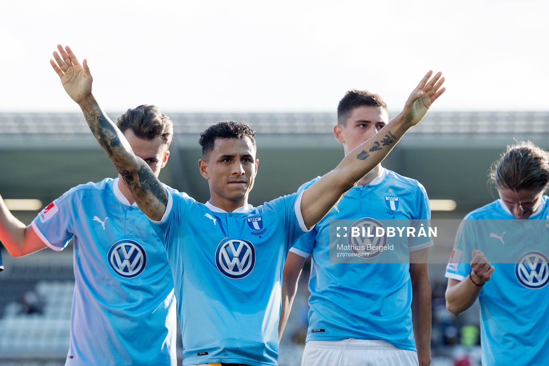 Malmö FFs Yoshimar Yotún jublar och tackar supportrarna