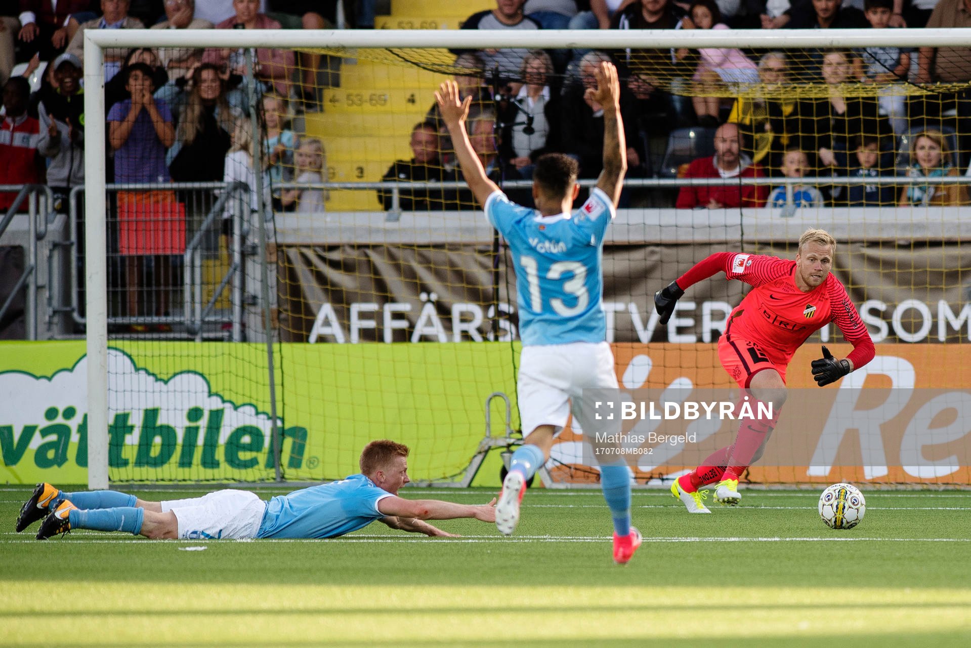 Malmö FFs Anders Christiansen dras ner av Häckens Egzon