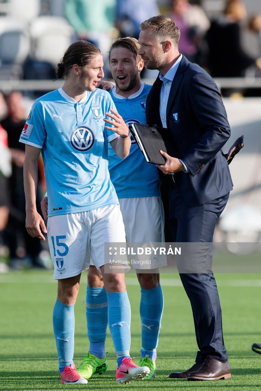 Malmö FFs Pawel Cibicki och Anton Tinnerholm jublar med tränare Magnus Pehrsson efter fotbollsmatchen i Allsvenskan mellan Häcken och Malmö FF den 8 juli 2017 i Göteborg.