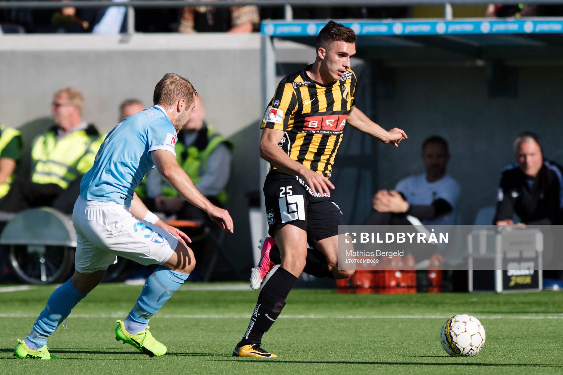 Häckens Egzon Binaku driver bollen