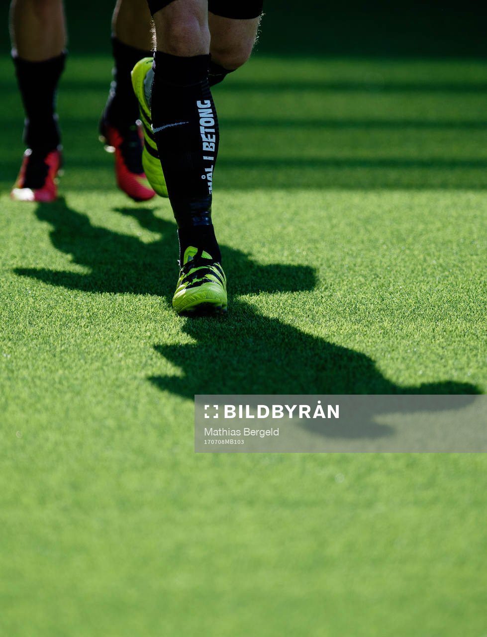 Skuggor från Häckens spelare under uppvärmningen inför fotbollsmatchen i Allsvenskan mellan Häcken och Malmö FF den 8 juli 2017 i Göteborg.
