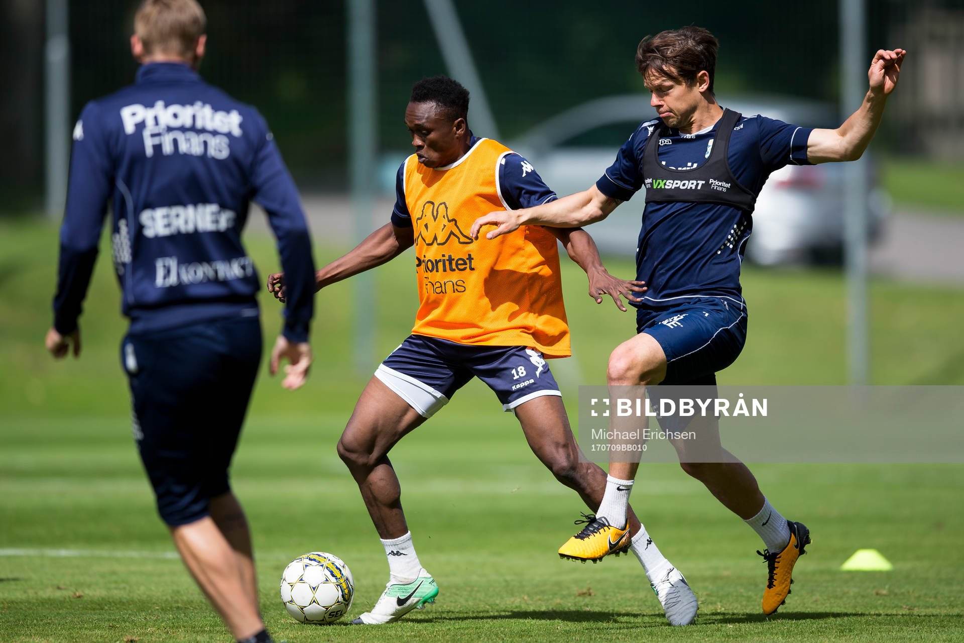 IFK Göteborgs Lawson Sabah i kamp med Mads Albaek under en träning med IFK Göteborg den 9 juli 2017 i Göteborg.