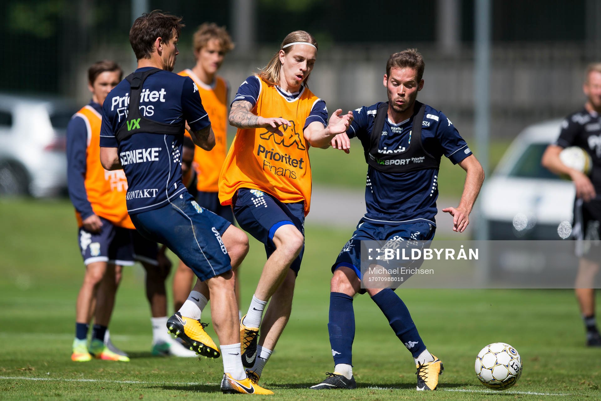 IFK Göteborgs Elias Mar Omarsson mot Mads Albaek och Emil Salomonsson under en träning med IFK Göteborg den 9 juli 2017 i Göteborg.
