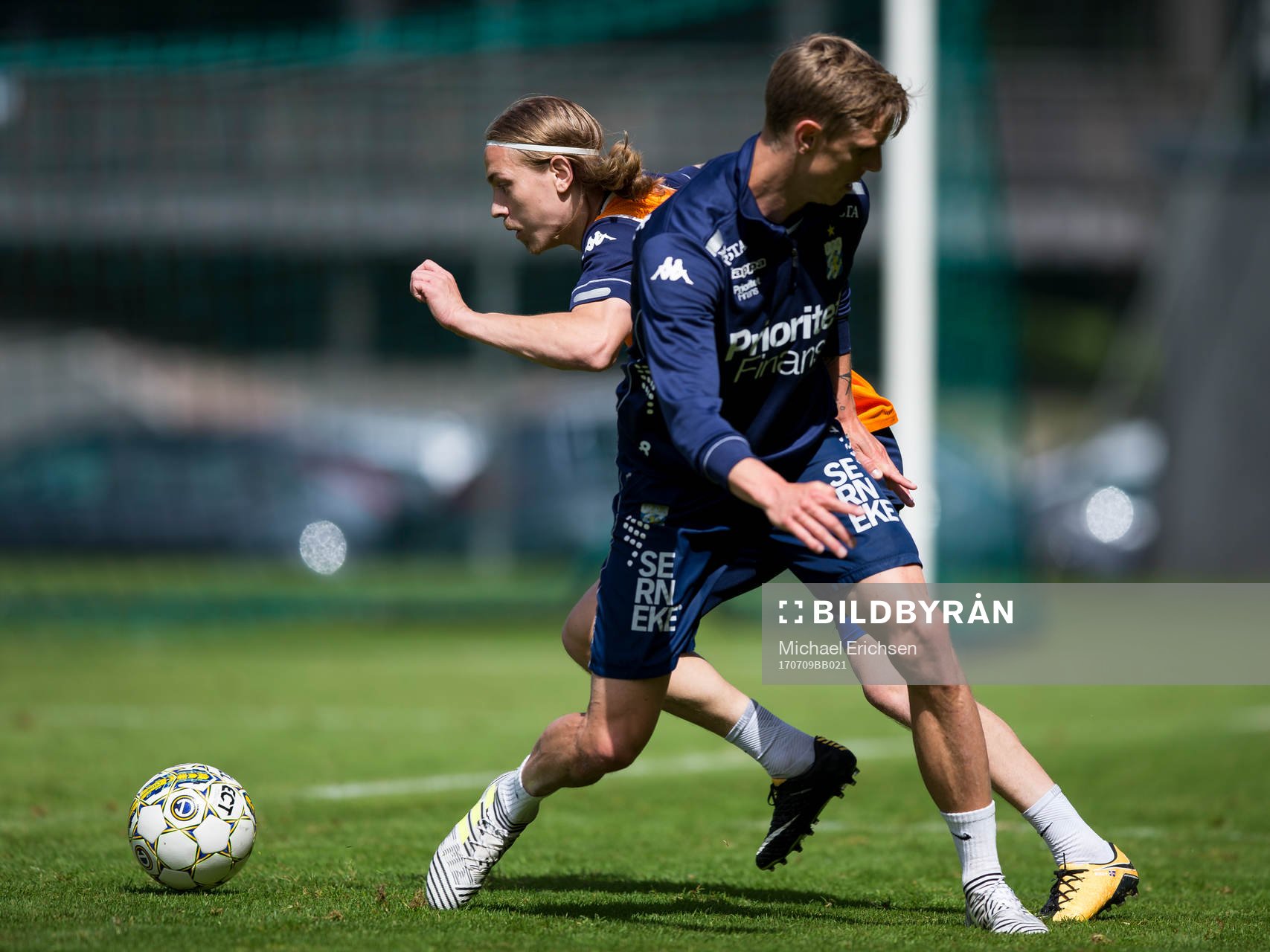IFK Göteborgs Elias Mar Omarsson mot Sören Rieks under en träning med IFK Göteborg den 9 juli 2017 i Göteborg.