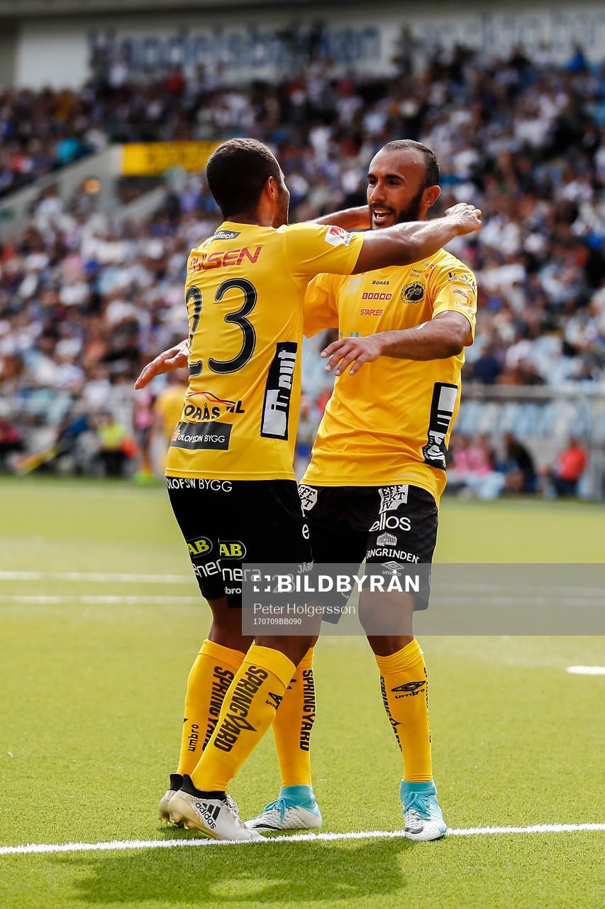 Elfsborgs Alex Dyer och Issam Jebali jublar