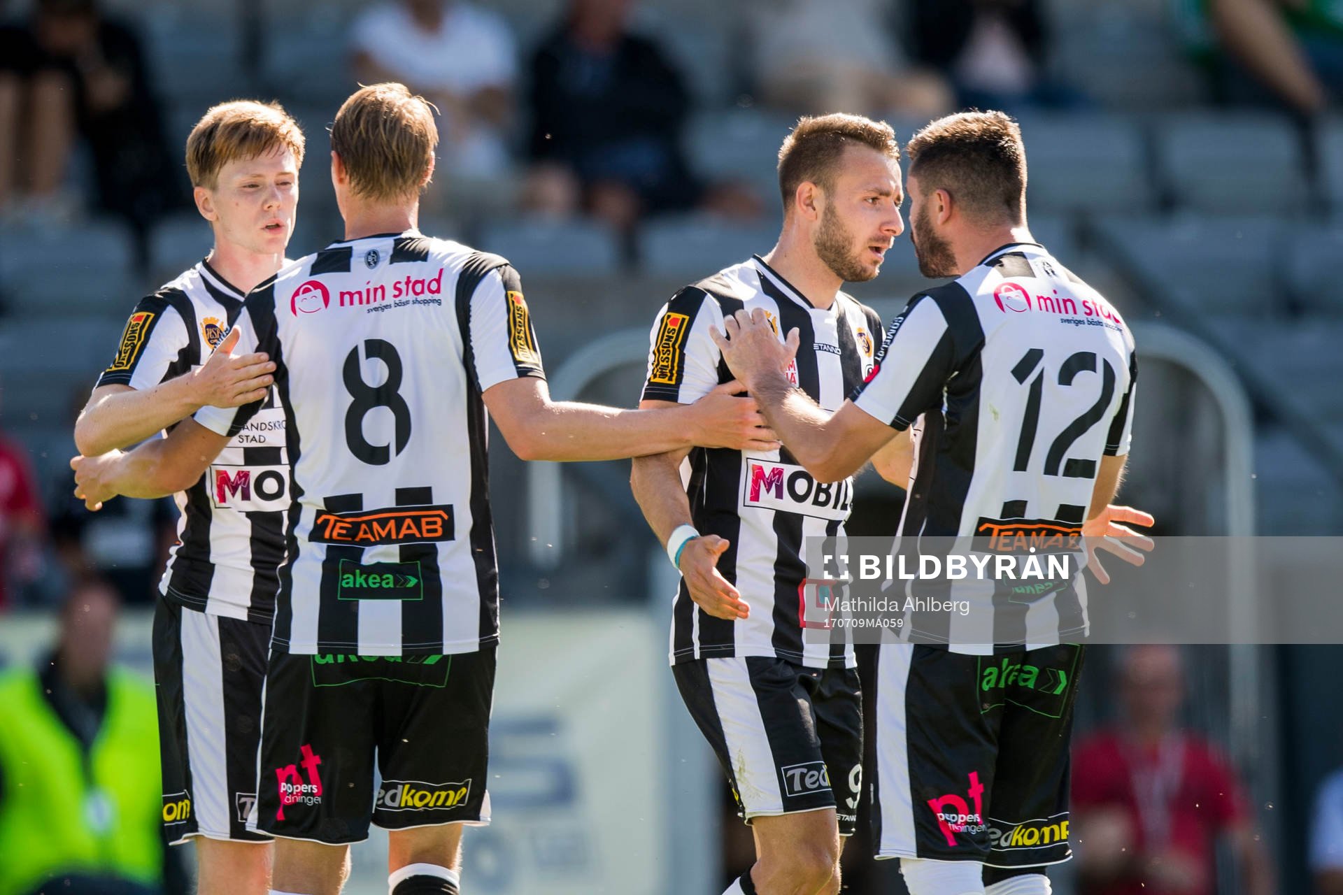 Landskronas spelare jublar efter att ha gjort 1-1 under fotbollsmatchen mellan Landskrona BoIS och Oskarshamn i Division 1 Södra den 9 juli 2017 i Falsterbo.