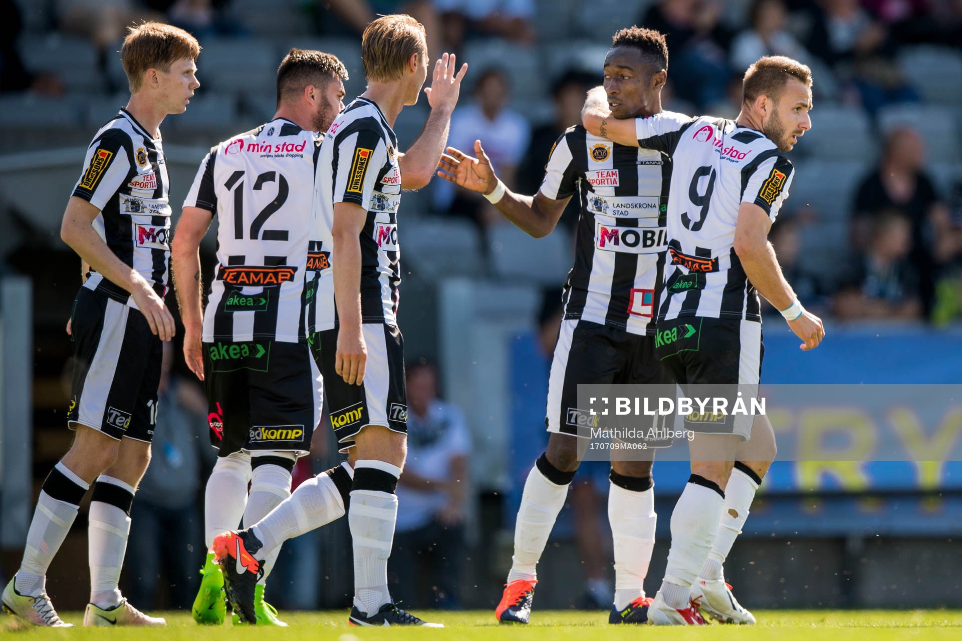 Landskronas Sadat Karim jublar med lagkamrater efter att ha gjort 1-1 under fotbollsmatchen mellan Landskrona BoIS och Oskarshamn i Division 1 Södra den 9 juli 2017 i Falsterbo.