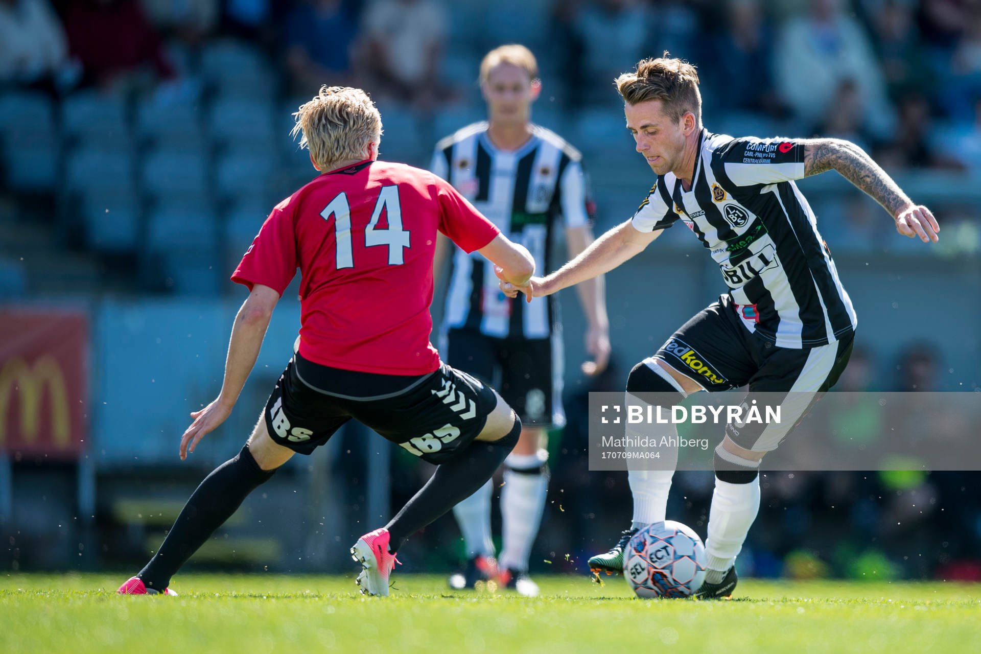 Oskarshamns Axel Lindahl (ryggen mot kameran) och Landskronas Rasmus Alm under fotbollsmatchen mellan Landskrona BoIS och Oskarshamn i Division 1 Södra den 9 juli 2017 i Falsterbo.