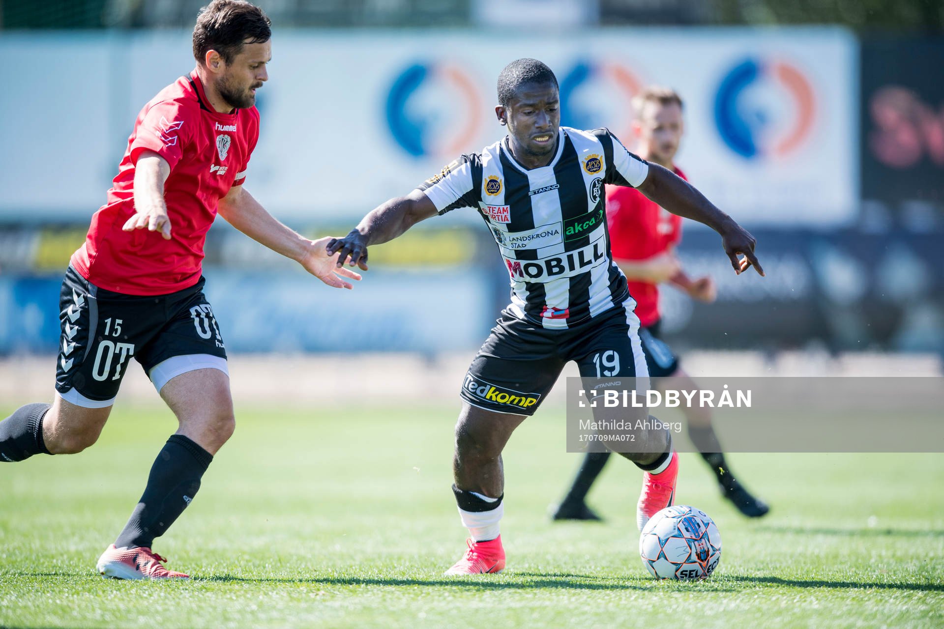 Oskarshamns Mergim Smakolli och Landskronas Thierry Zahui