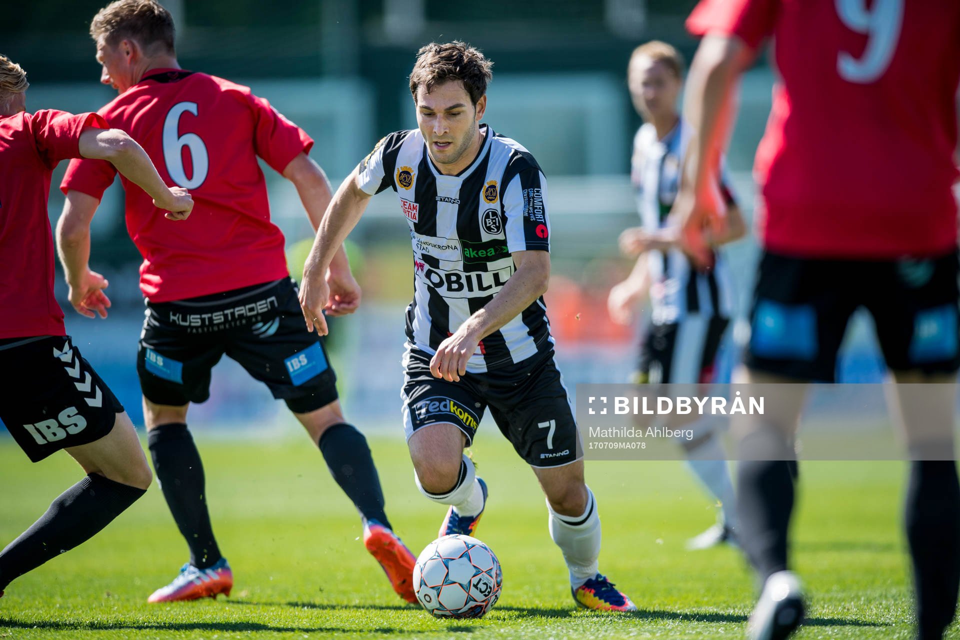 Landskronas Alexander Tkacz med bollen